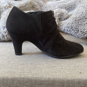 Aerosole Boots Booties in Black Real Suede! Like new! Great for Fall! Size 8